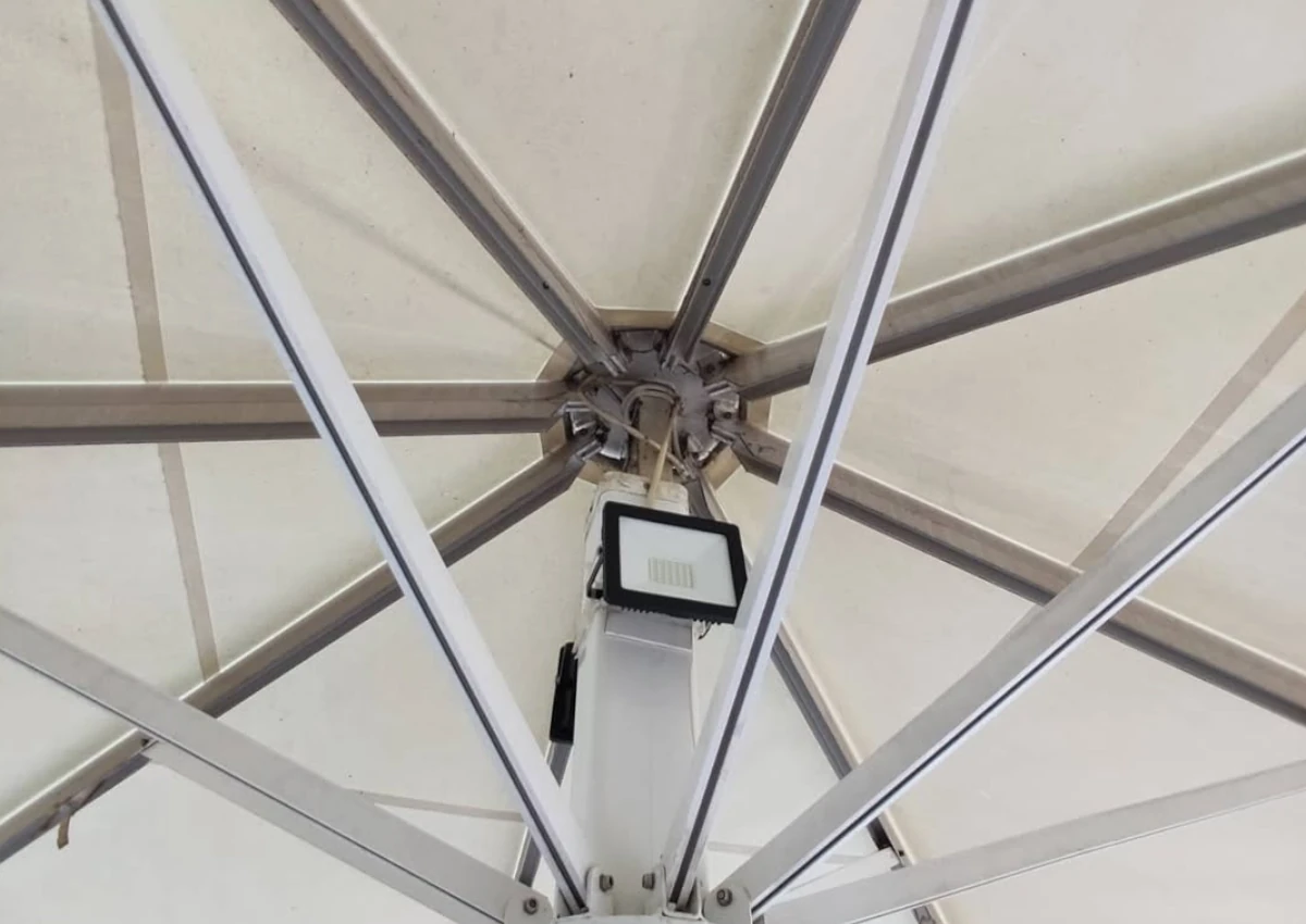 Limpieza de carpa de terraza | Servinet Barcelona