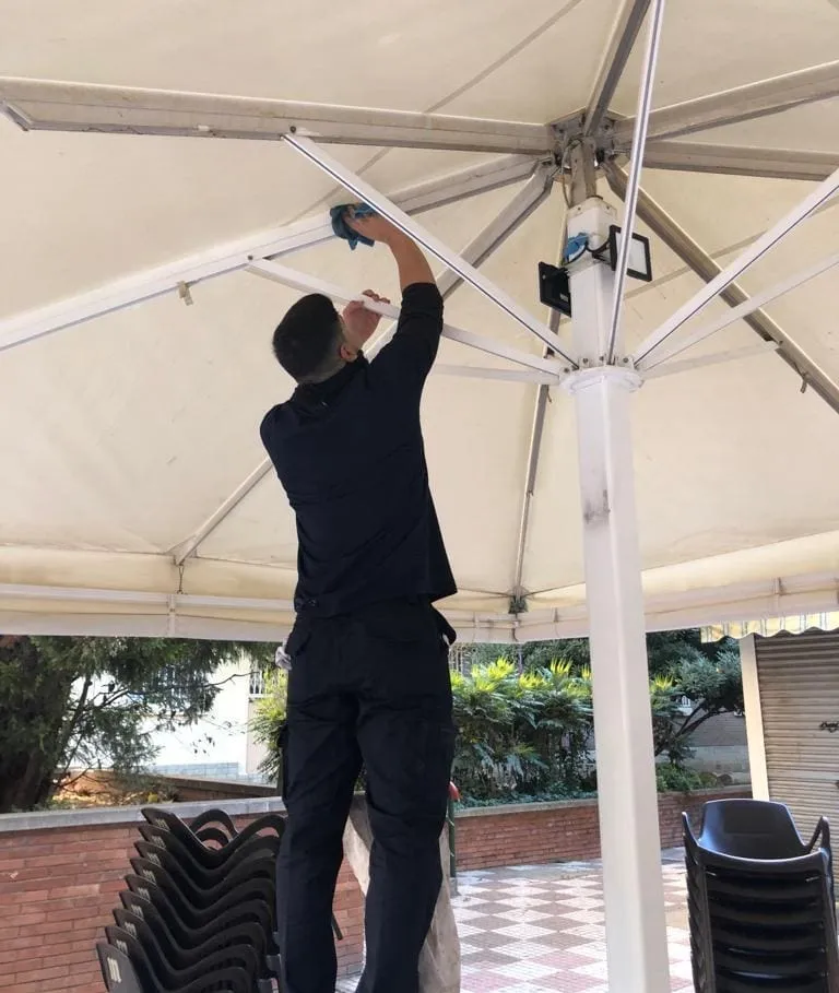 Limpieza de carpa de terraza | Servinet Barcelona